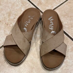 Very G Women's Tawney Sandals